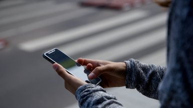 „Labas, mama“ atakos grįžo kitu formatu: lietuvių telefonus pasiekė naujo tipo sukčių SMS žinutės