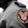 Girtas muitininkas Vilniaus rajone smurtavo prieš moterį
