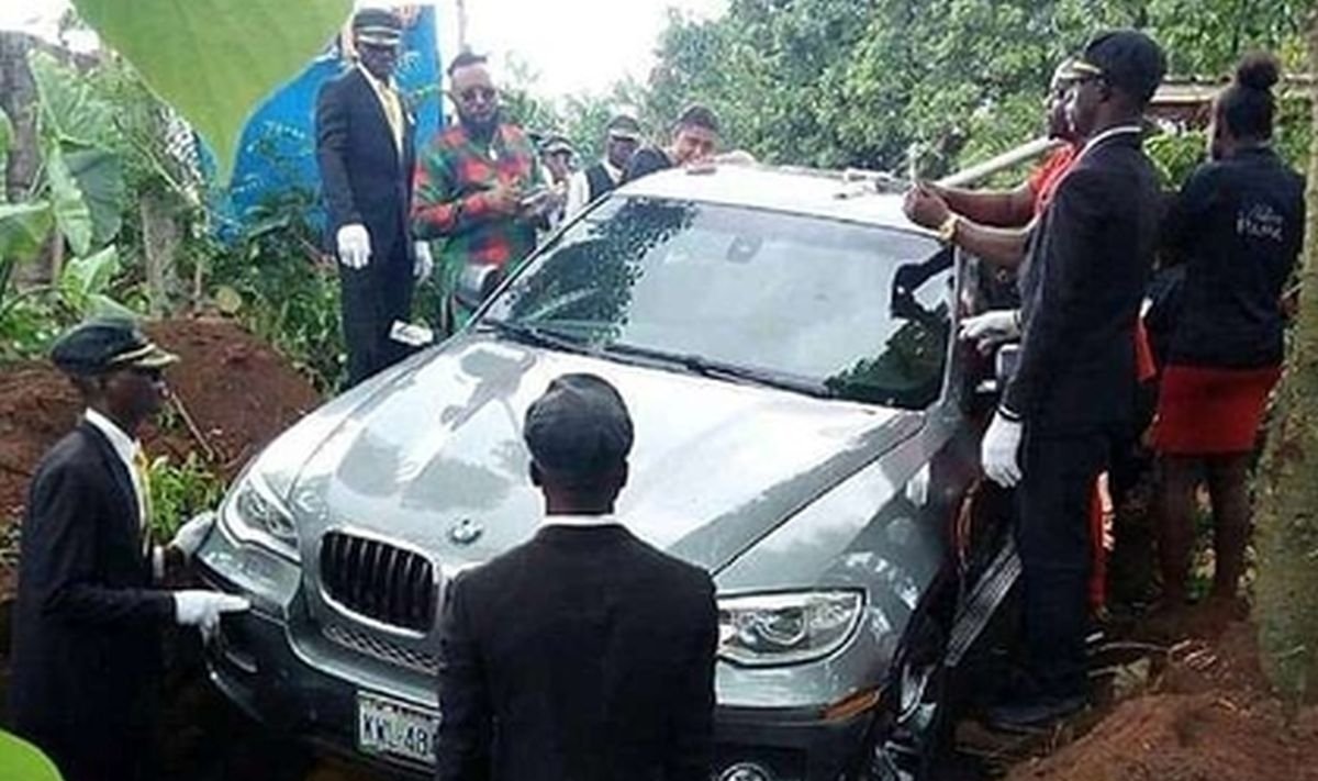 Nigerijoje vyras palaidotas prabangiame BMW visureigyje