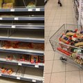 Viruso įsibaiminę lietuviai šluoja parduotuvių lentynas: prekybos tinklai ramina – prekių nepritrūks