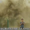 Apie tropinę audrą pasakojusią kinų žurnalistę užliejo banga