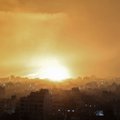 Po naujo raketų lietaus Izraelis toliau bombarduoja Gazos Ruožą, siunčia papildomų pajėgų prie sienos