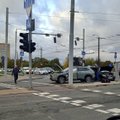 Vilniuje susidūrė du automobiliai, vienas jų apvirto ant šono