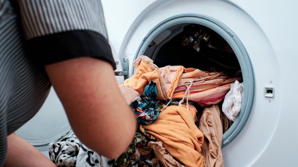 5 skalbiniai, kurie gali sugadinti skalbimo mašiną: ekspertas pataria, kaip iš tiesų reiktų juos plauti