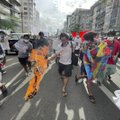 Mianmaro perversmo lyderio gimtadienį protestuotojai mini sarkastiškomis laidotuvėmis