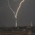 Vaizdo kamera užfiksavo, kaip į Sankt Peterburgo televizijos bokštą trenkė žaibas