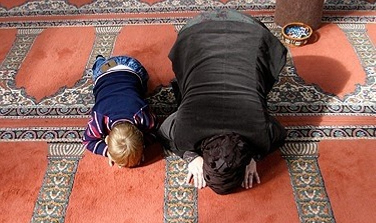 Bosnijos musulmonai meldžiasi mečetėje.