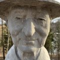 Mykolo Saukos sukurta skulptūra Jonui Mekui apsigyveno „Šviesių žmonių parkelyje“: mano užduotis, kad jis būtų gyvas
