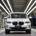 Lietuvą pasiekė naujas „BMW iX3“: pristato netradicinėje vietoje – šiltnamyje