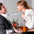 Aštuoni flirto būdai nepratariant nė žodžio: kaip ją sudominti kūno kalba?