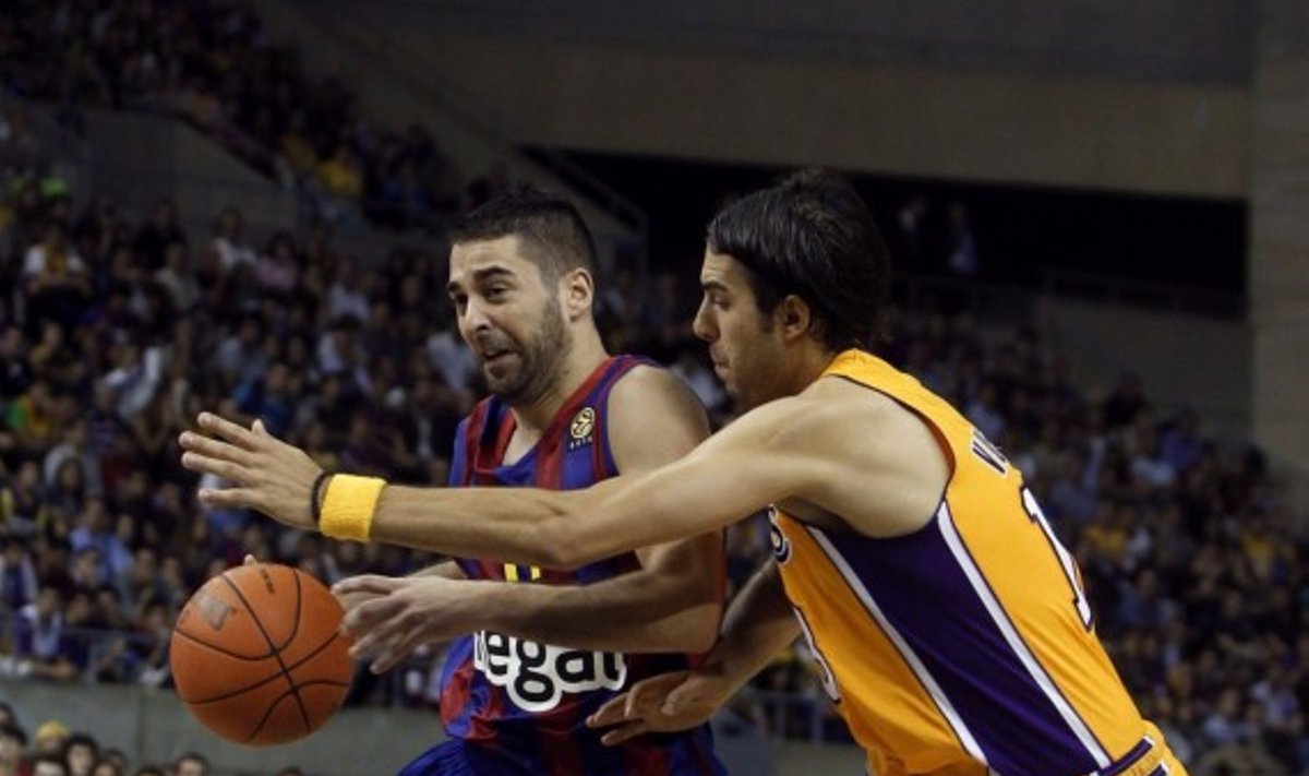 Juanas Carlosas Navarro ("Barcelona") veržiasi pro Sašą Vujačičių ("Los Angeles Lakers") 