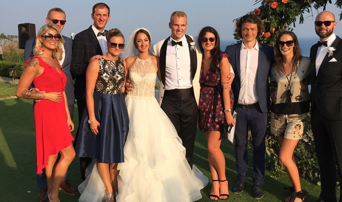 Mindaugas Sadauskas ir Nina Rangelova su vestuvių svečiais