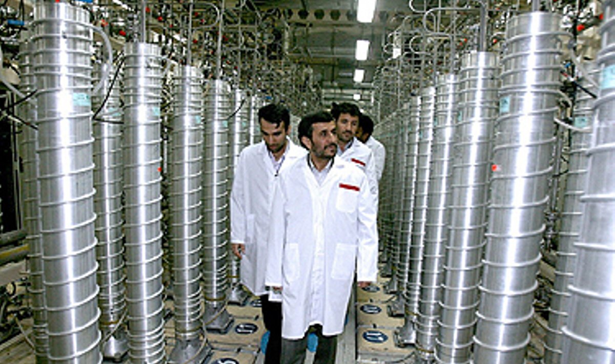 Mahmoudas Ahmadinejadas lanko Irano atominę elektrinę