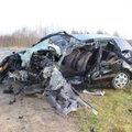 Pražūtinga avarija Akmenės rajone: į vilkiką kaktomuša rėžėsi „VW Golf“