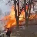 Panešama apie didelį gaisrą Jurbarko rajone: Veliuonoje dega medinis namas