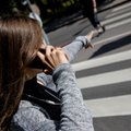 Ištyrė: aštuoni iš dešimties pėsčiųjų būtų nubausti už telefonų naudojimą einant gatve
