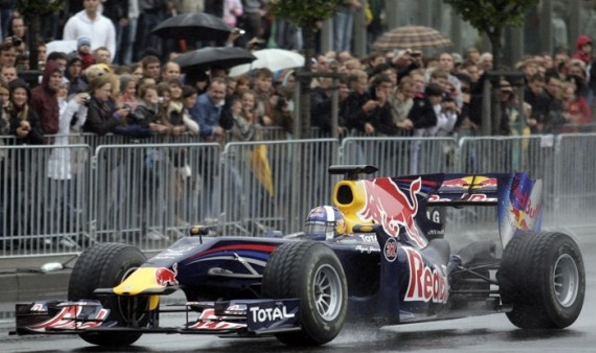 D.Coulthardas važiuoja „Formulės-1“ bolidu