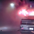 Teksase policijos pareigūnai nuo restorano nustūmė degantį automobilį