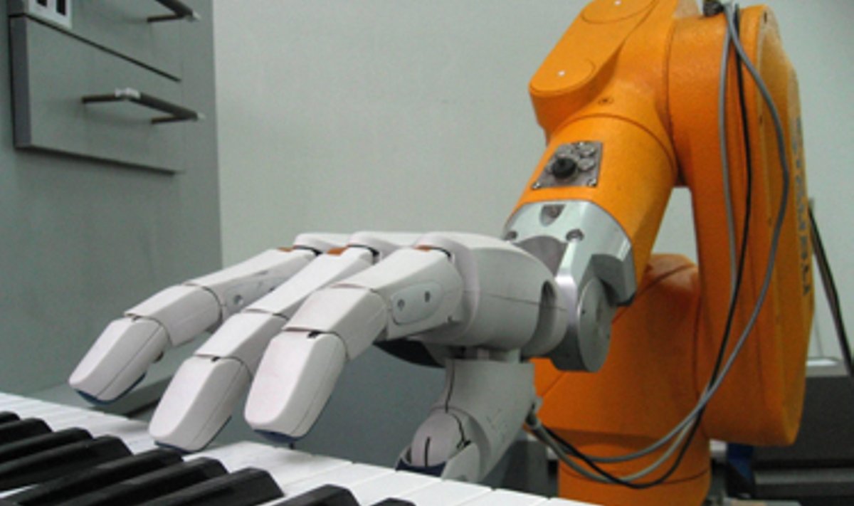 Harbine (Kinija) sukonstruota roboto ranka su pirštais, gebanti groti ir paimti daiktus. Ranką sudaro daugiau nei 1600 elektroninių dalių ir 89 davikliai. 
