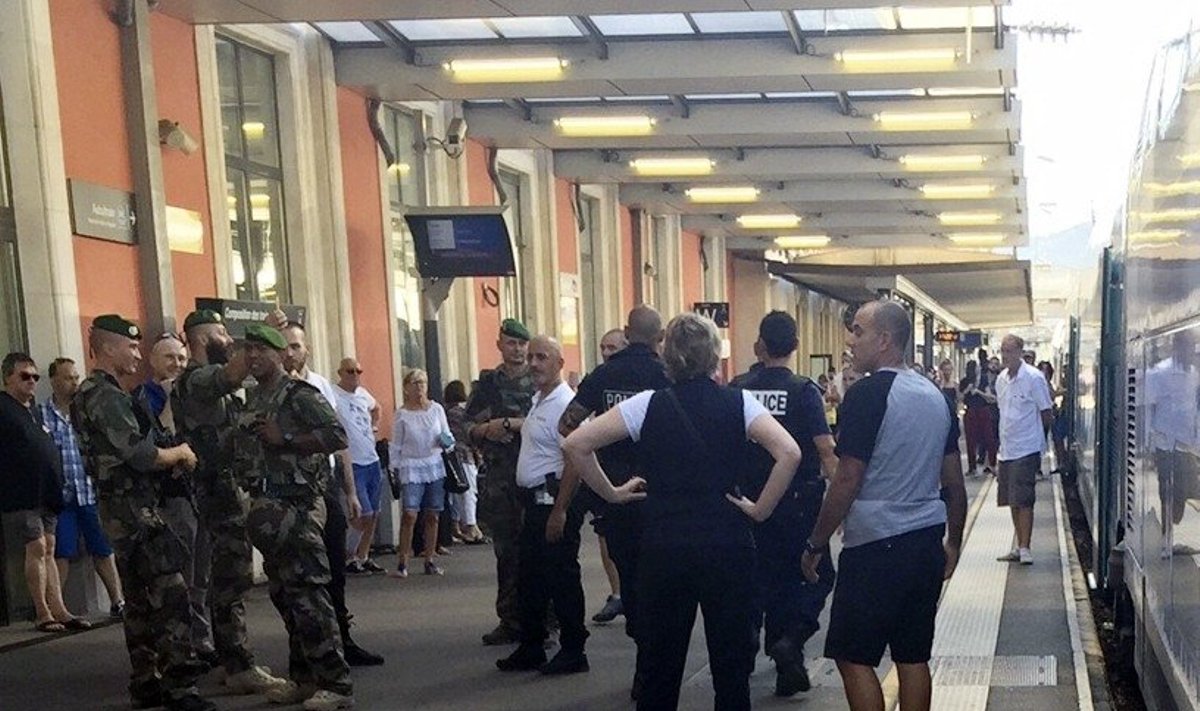 Prancūzijos policija prie traukinio