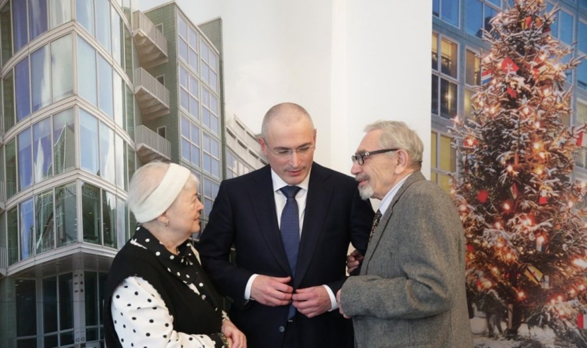 Michailas Chodorkovskis su mama Marina ir tėvu Borisu