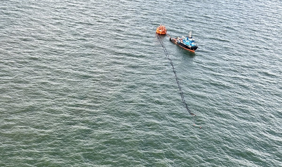 Ties Būtinge į jūrą išsiliejo nafta, aplinkosaugininkai tęsia darbus  