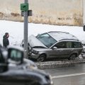 Vilniuje nesuvaldytas automobilis rėžėsi į stulpą: 1 metukų vaikui prireikė medikų pagalbos