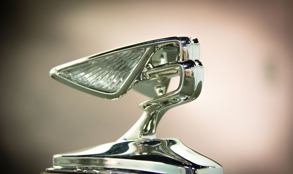 „Bentley“ atnaujino „Flying B“ ženklelį: pasikeitė ne tik išvaizda