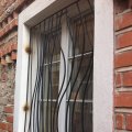 Vilniaus ugniagesiai vadavo lango grotose įstrigusį vaiką
