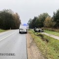 Girto vairuotojo automobilis nuvažiavo nuo kelio ir apvirto, sužeisti keturi žmonės