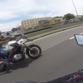 Vaizdo įraše užfiksuotas bandymas apvogti 150km/h greičiu važiuojantį motociklininką