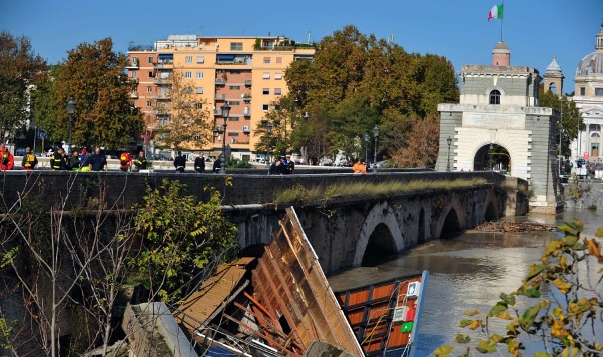Romoje dėl liūčių patvinusi Tibro upė išsiliejo iš savo krantų