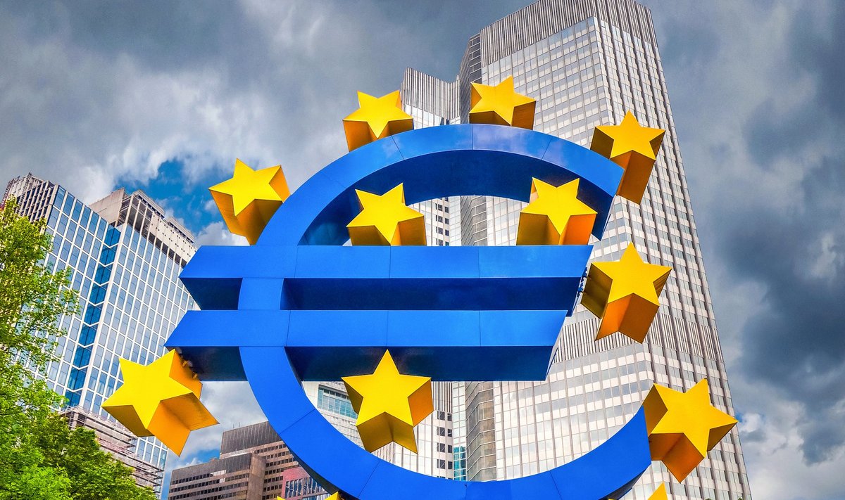Euro ženklas prie ECB būstinės Frankfurte, Vokietijoje