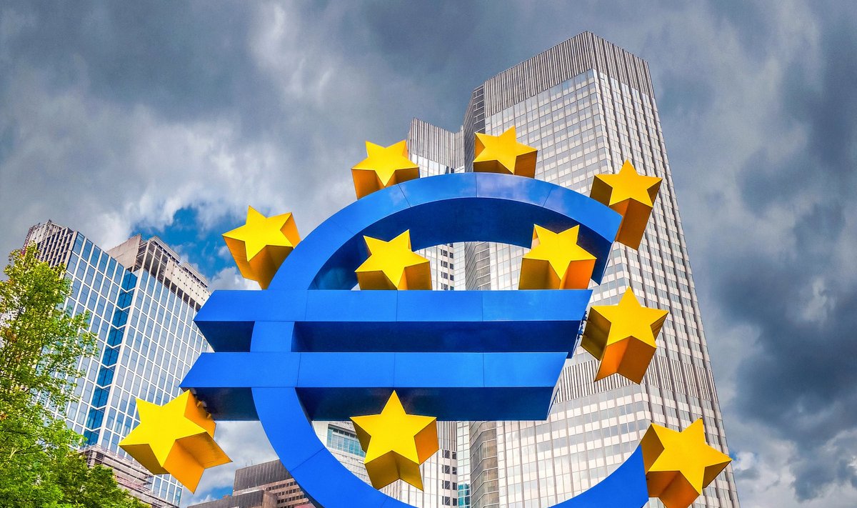 Euro ženklas prie ECB būstinės Frankfurte, Vokietijoje