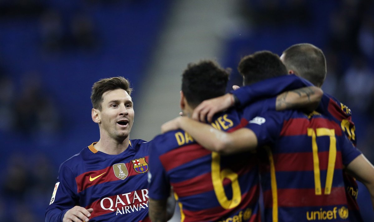 Lionelis Messi sveikina komandos draugą su įvarčiu
