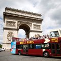 Paryžiuje turistų autobuso stogas kliudė tiltą, yra sužeistų