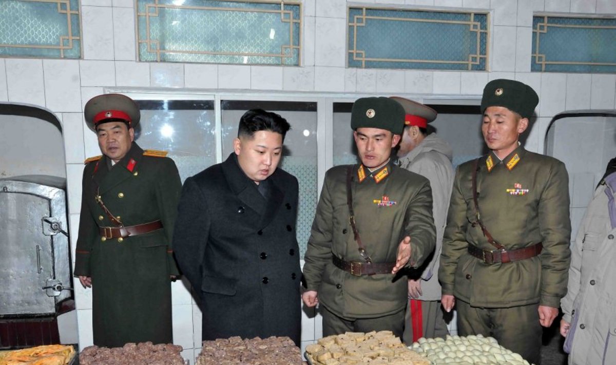 Kim Jong Unas (Kim Čen Unas) lankosi tankų divizijoje
