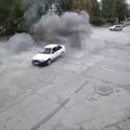Užfiksuota, kaip automobilis Ukrainoje vos per plauką išvengė sprogimo
