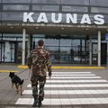 Incidentas Kauno oro uoste: lėktuve siautėjusį girtą chuliganą pasieniečiai tramdė antrankiais bei elektra