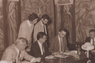 1992 VLIK'o paramos Institutui  rengimas ir pasirašymas. Tekstą redaguoja Z. Namavičius