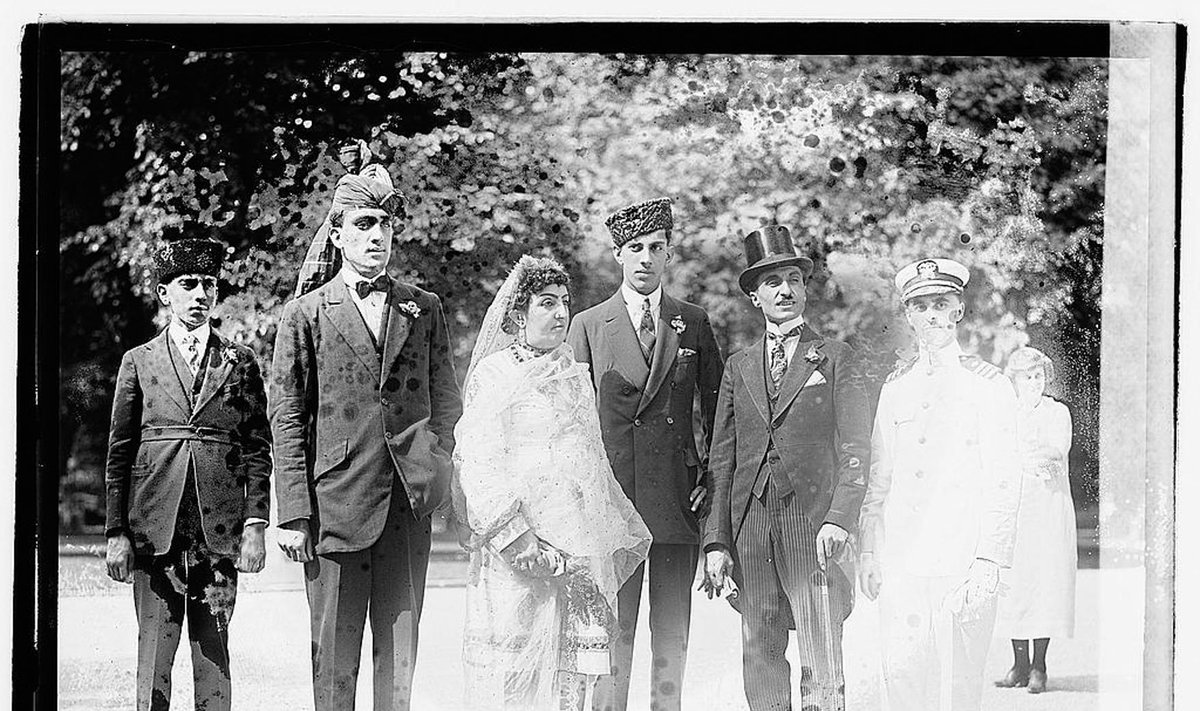 Stanleyis Cliffordas Weymanas (kairėje) su Afganistano pricese Fatima ir jos palyda, 1921 metai
