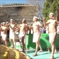 Naujųjų proga šimtai japonų šoko į ledinį vandenį