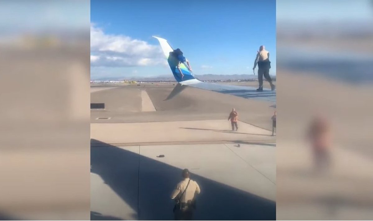 Vyras užlipo ant keleivinio lėktuvo sparno