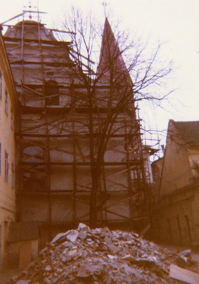 Restauravimui ruošiamą bažnyčią supa pastoliai, 1992 m.
