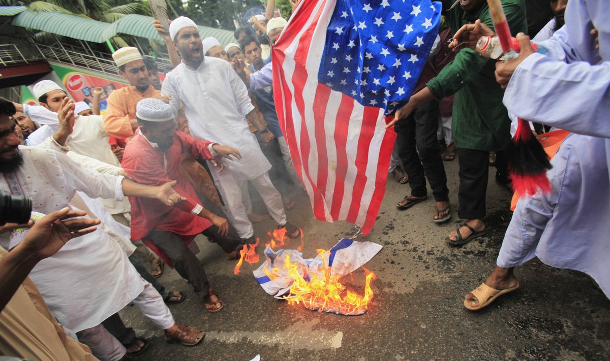 Musulmonai degina JAV vėliavą