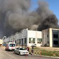 Milžiniškas gaisras Alytuje sutrikdė tūkstančių žmonių darbą: įmonės sustabdė savo veiklą