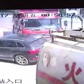 Nufilmuota: Kinijoje sunkvežimis su žvyru užvirto ant sportinio automobilio