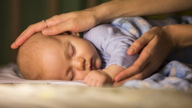 Pademonstravo stebuklingą būdą, kaip kūdikį užmigdyti vos per kelias sekundes: suveikia visada