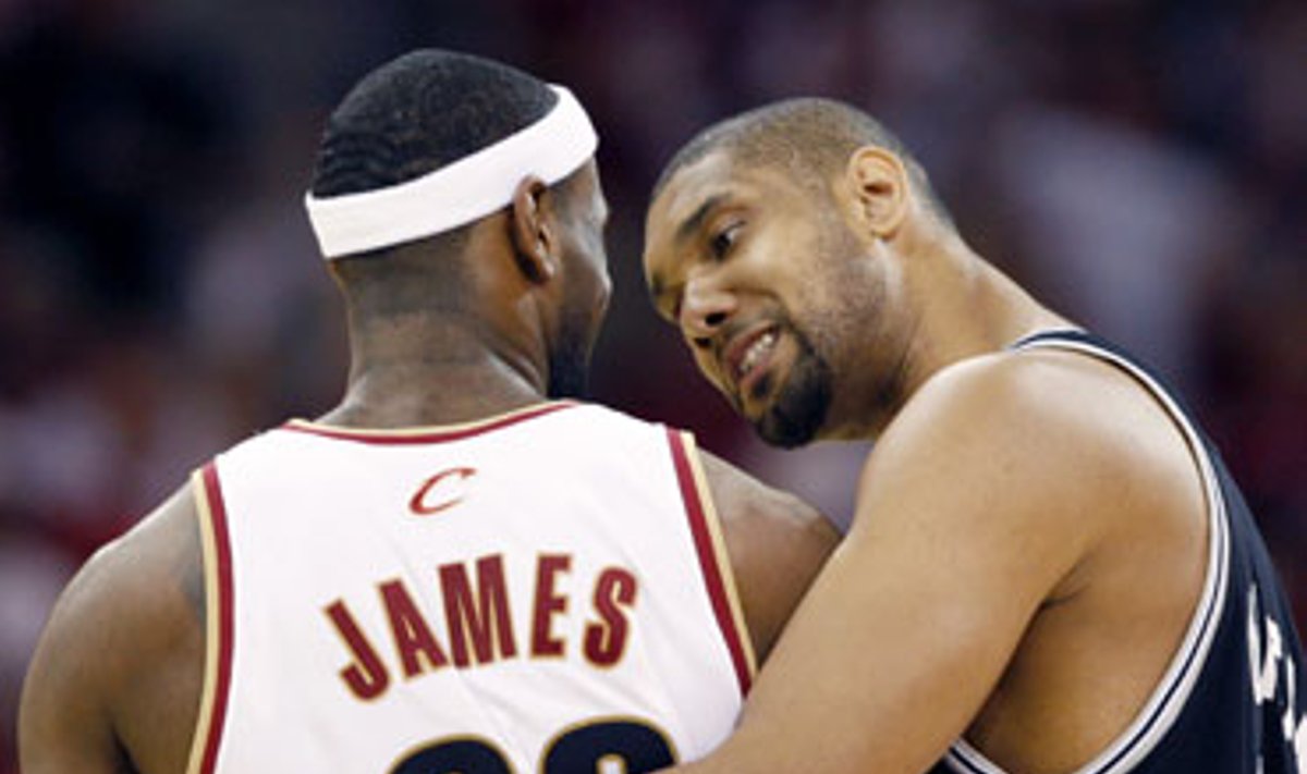 Timas Duncanas ("Spurs") aiškina LeBronui Jamesui ("Cavaliers") kaip tapti NBA čempionu