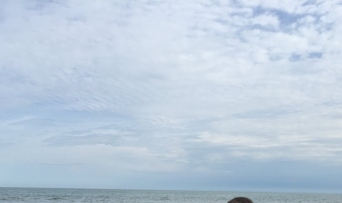 Šuo su savo šeimininku pliaže
